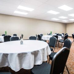 Отель Comfort Inn & Suites