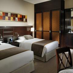 Отель Delta by Marriott Jumeirah Beach сейф в номере