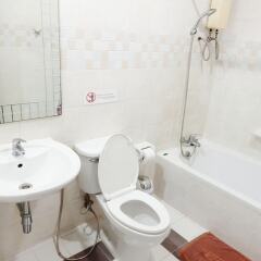Отель Le Vanvarothai Saladaeng Residence Бангкок ванная
