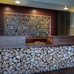 The Redwood Riverwalk Hotel интерьер отеля