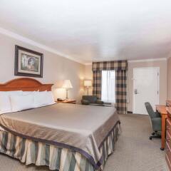 Отель Travelodge by Wyndham Sylmar CA США, Лос-Анджелес - отзывы, цены и фото номеров - забронировать отель Travelodge by Wyndham Sylmar CA онлайн комната для гостей