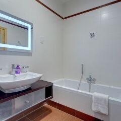 Отель Stunning Seafront Lux Apt, Fort Cambridge wt Pool Мальта, Слима - отзывы, цены и фото номеров - забронировать отель Stunning Seafront Lux Apt, Fort Cambridge wt Pool онлайн ванная