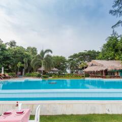 Отель Twin Bay Resort бассейн