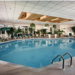 Отель Château Vaudreuil Hôtel & Suites Канада, Монреаль - отзывы, цены и фото номеров - забронировать отель Château Vaudreuil Hôtel & Suites онлайн бассейн фото 3