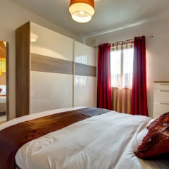 Отель Modern Apt Overlooking Green Area Каура комната для гостей