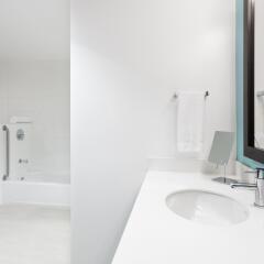 Отель Courtyard by Marriott Kingston, Jamaica ванная