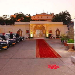 Отель The Raj Palace (Small Luxury Hotels of the World) парковка