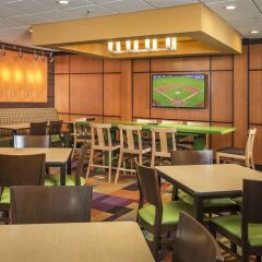 Отель Fairfield Inn & Suites by Marriott Frederick гостиничный бар