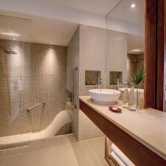 Отель Outrigger Laguna Phuket Beach Resort ванная
