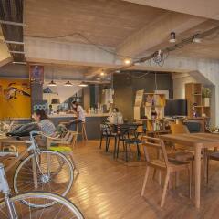 POD Hostel Cafe Designshop гостиничный бар