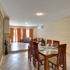 Апартаменты Charming Apartment in Qawra в номере