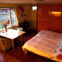 Отель Phildutch Houseboat Amsterdam Bed and Breakfast удобства в номере