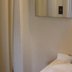 Отель Swiss Cottage Inn США, Ниагара-Фолс - 1 отзыв об отеле, цены и фото номеров - забронировать отель Swiss Cottage Inn онлайн ванная