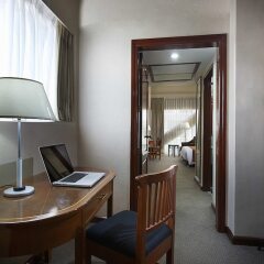 Отель Berjaya Makati Hotel Филиппины, Макати - отзывы, цены и фото номеров - забронировать отель Berjaya Makati Hotel онлайн удобства в номере фото 2
