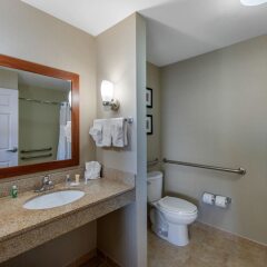 Отель Comfort Suites Sarasota - Siesta Key ванная фото 2