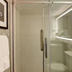 Отель DoubleTree by Hilton Hotel Toronto Downtown Канада, Торонто - отзывы, цены и фото номеров - забронировать отель DoubleTree by Hilton Hotel Toronto Downtown онлайн ванная