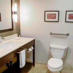 Отель Comfort Inn And Suites Near Universal Studios Лос-Анджелес ванная