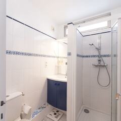 Отель Home comforts by the Eiffel Tower ванная фото 2