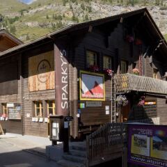 Отель The Matterhorn Hostel Zermatt Швейцария, Церматт - отзывы, цены и фото номеров - забронировать отель The Matterhorn Hostel Zermatt онлайн городской автобус