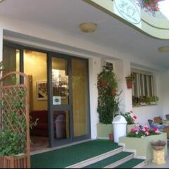 Hotel Carmen Viserba Римини вид на фасад