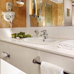 Отель Holiday Inn Athens Attica Av. Airport West ванная фото 2