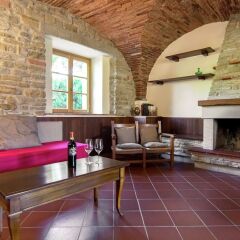 Отель Farmhouse With Pool and Large Garden, 50 Acres of Vineyards, Wine Tasting Ареццо интерьер отеля