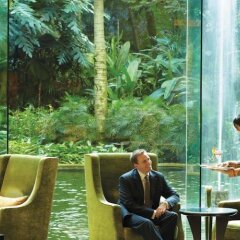 Отель Shangri-La Hotel Kuala Lumpur Малайзия, Куала-Лумпур - 1 отзыв об отеле, цены и фото номеров - забронировать отель Shangri-La Hotel Kuala Lumpur онлайн приотельная территория фото 2