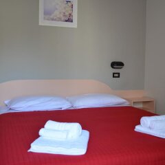Hotel Laura Римини сейф в номере