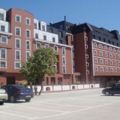 Ramada Hotel & Suites Bucharest North парковка