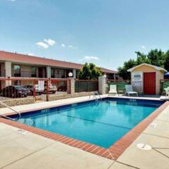 Отель Quality Inn And Suites Monroe бассейн