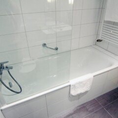 Отель Holiday Inn Prague Airport Чехия, Прага - 3 отзыва об отеле, цены и фото номеров - забронировать отель Holiday Inn Prague Airport онлайн ванная