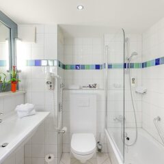Отель Mercure Orbis München Süd Германия, Мюнхен - 2 отзыва об отеле, цены и фото номеров - забронировать отель Mercure Orbis München Süd онлайн ванная фото 2