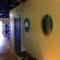 Funky Fish Beach & Surf Resort - Hostel интерьер отеля фото 3
