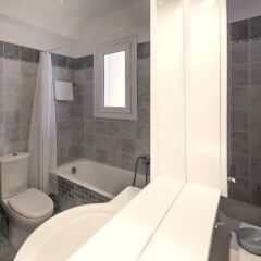 Отель Two Bedroom apt 2' to Acropolis museum by VillaRentalsgr Афины ванная фото 2