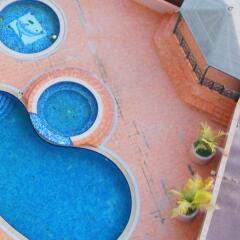 Отель Dubai City Accommodation бассейн