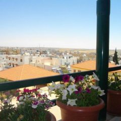 Отель Pilgrim`S Guest House Иордания, Мадаба - отзывы, цены и фото номеров - забронировать отель Pilgrim`S Guest House онлайн балкон