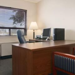 Отель Travelodge Calgary Macleod Trail Канада, Калгари - отзывы, цены и фото номеров - забронировать отель Travelodge Calgary Macleod Trail онлайн удобства в номере