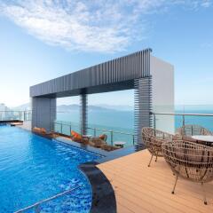 Comodo Nha Trang Hotel бассейн