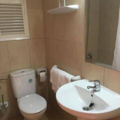 Отель Hostal Residencia Nicolau Испания, Сан-Антони-де-Портмань - отзывы, цены и фото номеров - забронировать отель Hostal Residencia Nicolau онлайн ванная фото 2