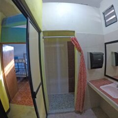 Отель Hostel Playa by The Spot Мексика, Плая-дель-Кармен - отзывы, цены и фото номеров - забронировать отель Hostel Playa by The Spot онлайн ванная