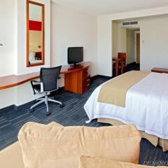 Отель Holiday Inn Express Guadalajara Expo сейф в номере