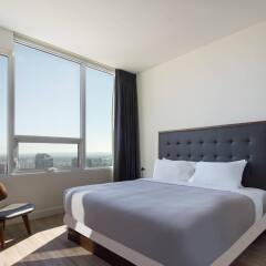 Отель Level Furnished Living комната для гостей фото 5