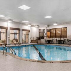 Отель Comfort Inn Airport Блумингтон бассейн
