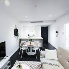 Отель Stunning Apt with Infinity Pool & Gym в номере
