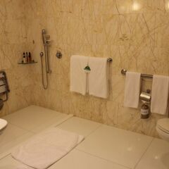 Jumeirah at Etihad Towers Hotel ванная фото 2