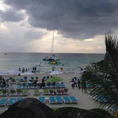 Отель The Gardenia Resort пляж