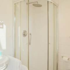 Отель Beautiful, Bright 2BR Flat for 4 Central Brighton Брайтон ванная