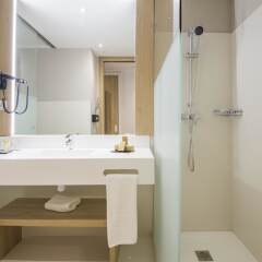 Отель Golden Tulip Barcelona ванная фото 2
