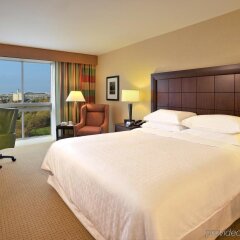 Отель Sheraton Toronto Airport Hotel & Conference Centre Канада, Торонто - отзывы, цены и фото номеров - забронировать отель Sheraton Toronto Airport Hotel & Conference Centre онлайн комната для гостей фото 4