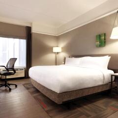 Отель Hilton Garden Inn Calgary Downtown комната для гостей фото 2
